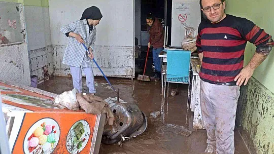 KUMLUCA'DA SEL ESNAFI VURDU, GÖRÜNTÜLER SAVAŞ ALANLARINI ARATMADI