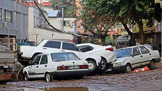 KUMLUCA'DA SEL ESNAFI VURDU, GÖRÜNTÜLER SAVAŞ ALANLARINI ARATMADI