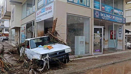 KUMLUCA'DA SEL ESNAFI VURDU, GÖRÜNTÜLER SAVAŞ ALANLARINI ARATMADI