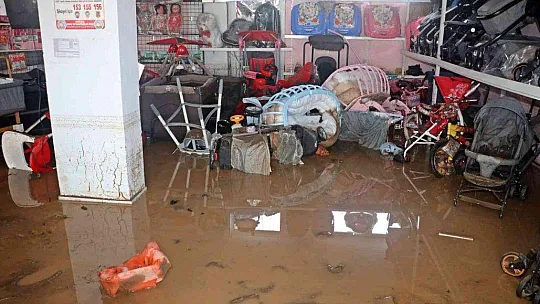 KUMLUCA'DA SEL ESNAFI VURDU, GÖRÜNTÜLER SAVAŞ ALANLARINI ARATMADI