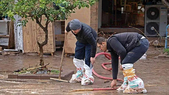 KUMLUCA'DA SEL ESNAFI VURDU, GÖRÜNTÜLER SAVAŞ ALANLARINI ARATMADI