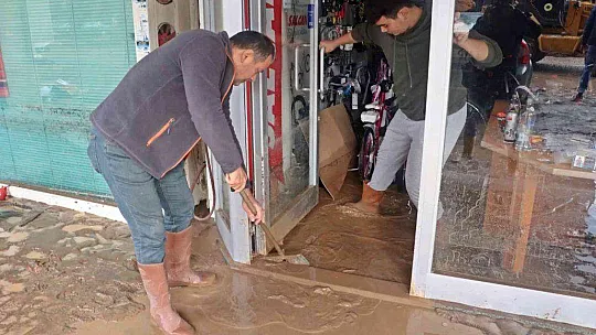 KUMLUCA'DA SEL ESNAFI VURDU, GÖRÜNTÜLER SAVAŞ ALANLARINI ARATMADI