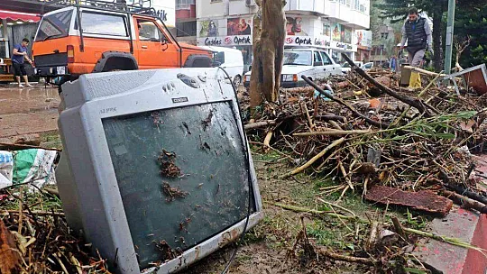 KUMLUCA'DA SEL ESNAFI VURDU, GÖRÜNTÜLER SAVAŞ ALANLARINI ARATMADI