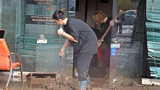 KUMLUCA'DA SEL ESNAFI VURDU, GÖRÜNTÜLER SAVAŞ ALANLARINI ARATMADI