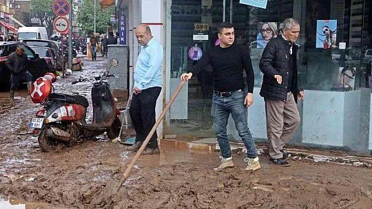 KUMLUCA'DA SEL ESNAFI VURDU, GÖRÜNTÜLER SAVAŞ ALANLARINI ARATMADI