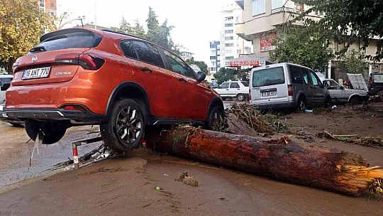 KUMLUCA'DA SEL ESNAFI VURDU, GÖRÜNTÜLER SAVAŞ ALANLARINI ARATMADI