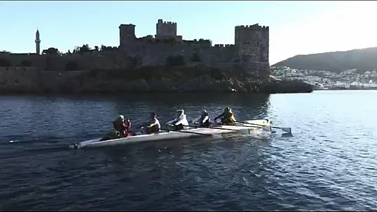 Kürekçilere yunus sürprizi