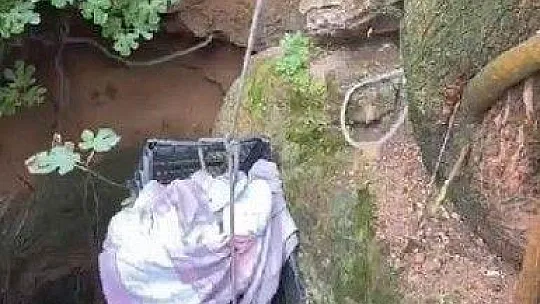 Kuyuya düşen kedi çaresizce kurtarılmayı bekledi