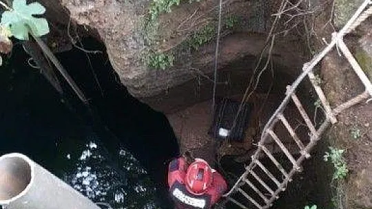 Kuyuya düşen kedi çaresizce kurtarılmayı bekledi
