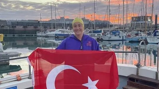 Kuzey suyuna alışabilmek için karlar içine yattı, buzlu küvete girdi