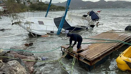 Lodos, Bodrum'da lüks yatı karaya sürükledi