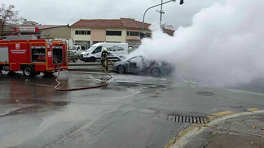 LPG'Lİ OTOMOBİL ALEV ALDI: 2 YARALI