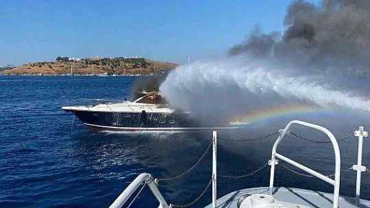 Lüks motoryat, alev alev yandı