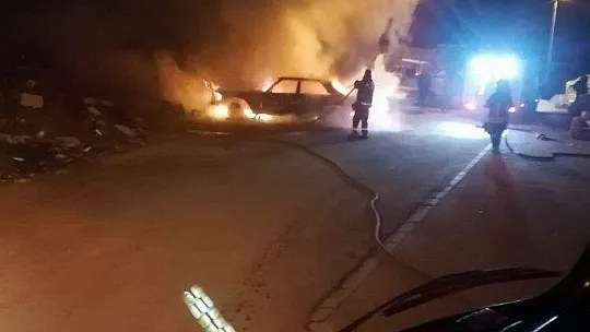 Lüks otomobil alev topuna döndü