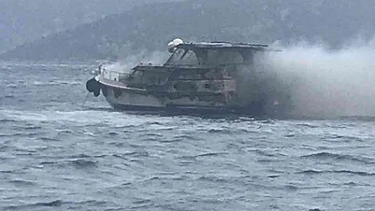 Lüks yat cayır cayır yandı
