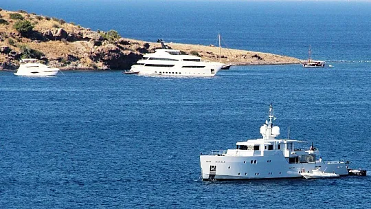 Lüks yatlar Bodrum'a akın edip, tüm koyları süsledi