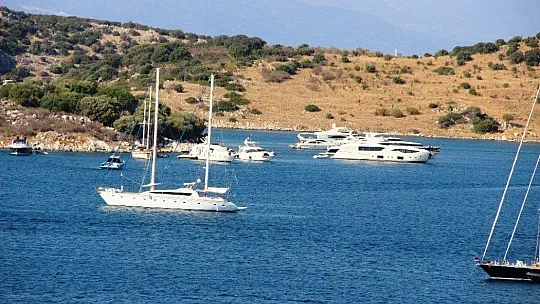 Lüks yatlar Bodrum'a akın edip, tüm koyları süsledi