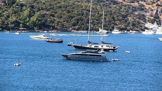 Lüks yatlar Bodrum'a akın edip, tüm koyları süsledi