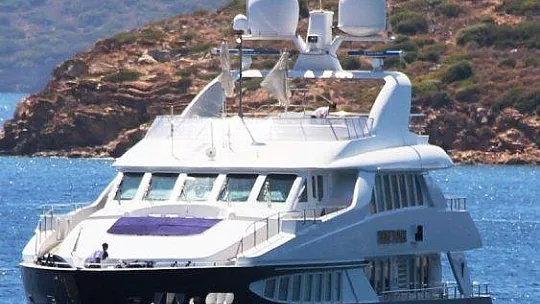 Lüks yatlar Bodrum'a akın edip, tüm koyları süsledi