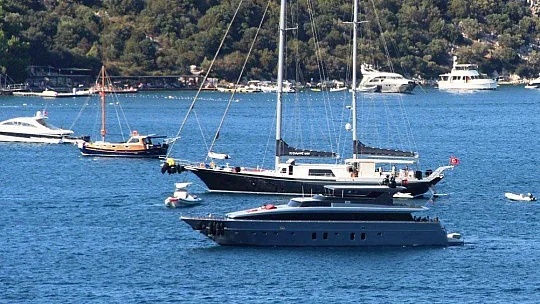 Lüks yatlar Bodrum'a akın edip, tüm koyları süsledi