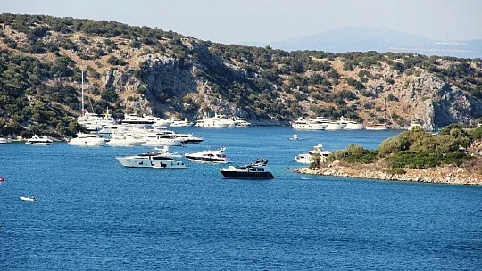 Lüks yatlar Bodrum'a akın edip, tüm koyları süsledi