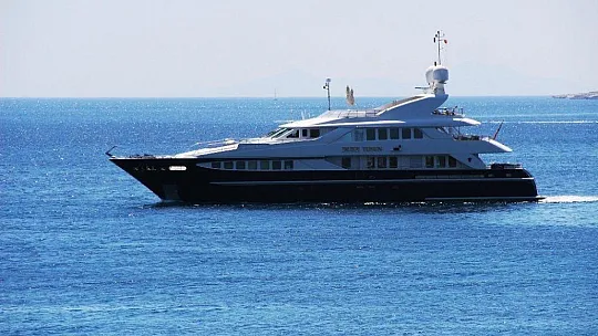 Lüks yatlar Bodrum'a akın edip, tüm koyları süsledi