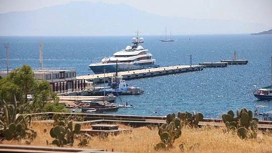 Lüks yatlar Bodrum'a gelmeye başladı