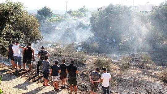 Mahalleli yangını söndürmek için seferber oldu