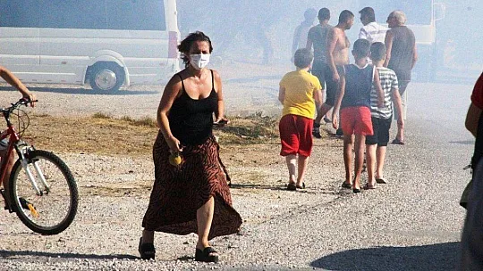 Mahalleli yangını söndürmek için seferber oldu
