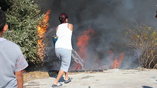 Mahalleli yangını söndürmek için seferber oldu