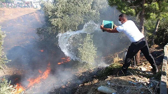 Mahalleli yangını söndürmek için seferber oldu