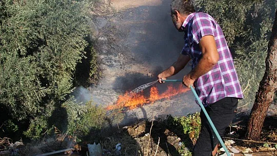 Mahalleli yangını söndürmek için seferber oldu