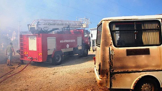 Mahalleli yangını söndürmek için seferber oldu