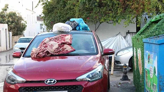 Mahallelinin yasak parka tepkisi: Saatlerce kaldırılmayan otomobilin üzerini çöplüğe çevirdiler