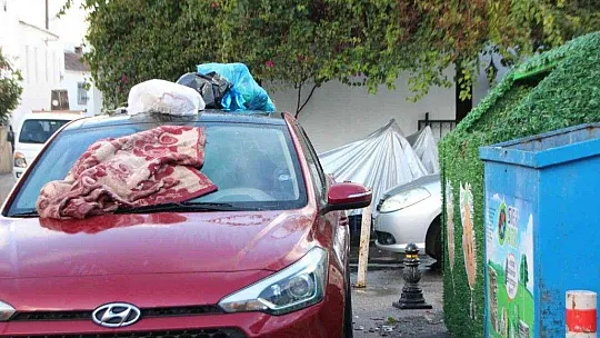 Mahallelinin yasak parka tepkisi: Saatlerce kaldırılmayan otomobilin üzerini çöplüğe çevirdiler