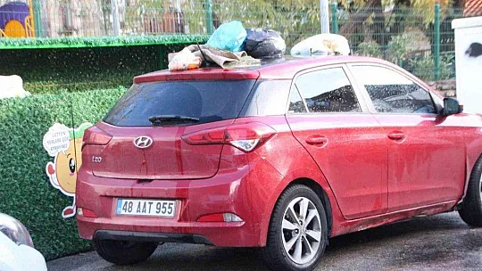 Mahallelinin yasak parka tepkisi: Saatlerce kaldırılmayan otomobilin üzerini çöplüğe çevirdiler