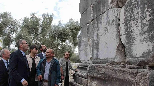 Mahir Ünal Stratonikeia'yı gezdi