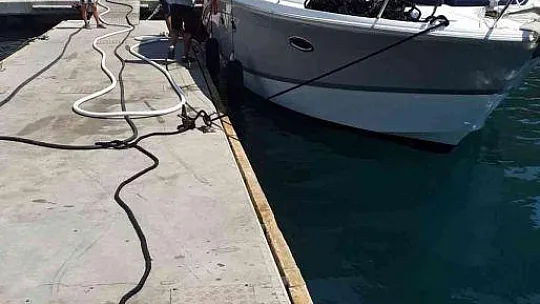 MAKİNE ARIZASI NEDENİYLE SÜRÜKLENEN LÜKS TEKNE KURTARILDI
