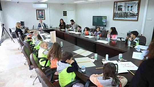 MARMARİS BELEDİYE BAŞKANI OKTAY MİNİK ÖĞRENCİLERİ AĞIRLADI