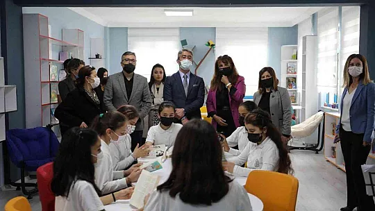 Marmaris Belediyesi Ahu Hetman Okulu'na kütüphane kazandırdı