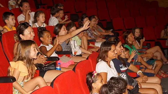 Marmaris Belediyesi'nden çocuklara karne hediyesi