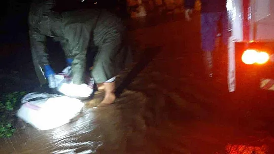 Marmaris Belediyesi, sağanak yağışlar sonrası gece gündüz çalışıyor