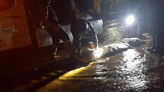 Marmaris Belediyesi, sağanak yağışlar sonrası gece gündüz çalışıyor