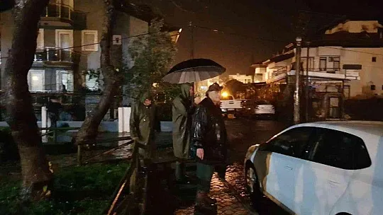 Marmaris Belediyesi, sağanak yağışlar sonrası gece gündüz çalışıyor