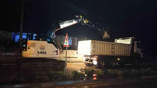 Marmaris Belediyesi, sağanak yağışlar sonrası gece gündüz çalışıyor
