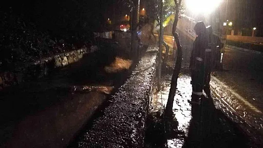 Marmaris Belediyesi, sağanak yağışlar sonrası gece gündüz çalışıyor