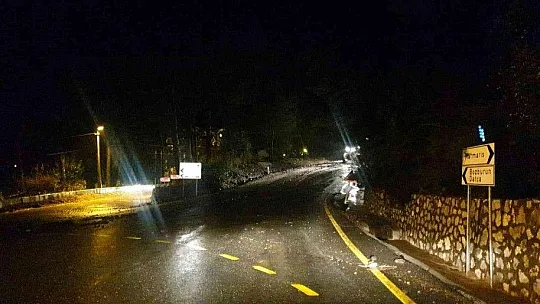 Marmaris Belediyesi, sağanak yağışlar sonrası gece gündüz çalışıyor