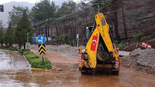 Marmaris Belediyesi, sağanak yağışla birlikte yaşanan olumsuzluklara anında müdahale etti