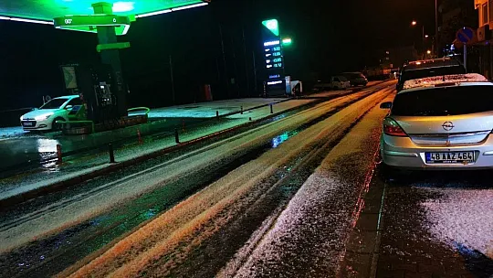 Marmaris beyaza büründü, dolu yağışı ilçede etkili oldu