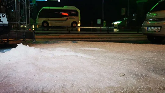Marmaris beyaza büründü, dolu yağışı ilçede etkili oldu